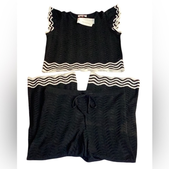Solitaire NWT 2 Piece Set Chic Black and Cream Knit Top With Flare Pants Crochet - Picture 4 of 8